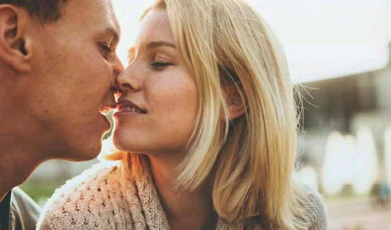 Before You Kiss Anyone, Watch Out For These Two Signs For The Sake Of Your Health