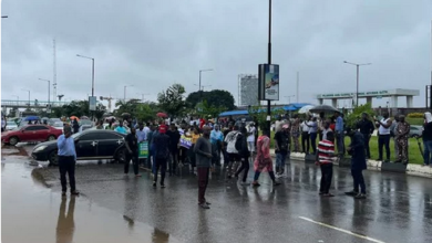 Gridlock As Nigerian Students Defy Security Agents, Block Lagos Airport Over ASUU Strike